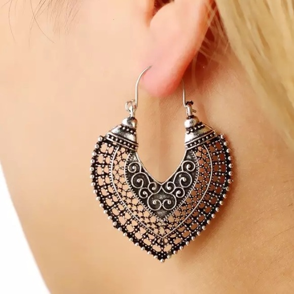 Antiqued Boho silver tone earrings - Picture 4 of 8